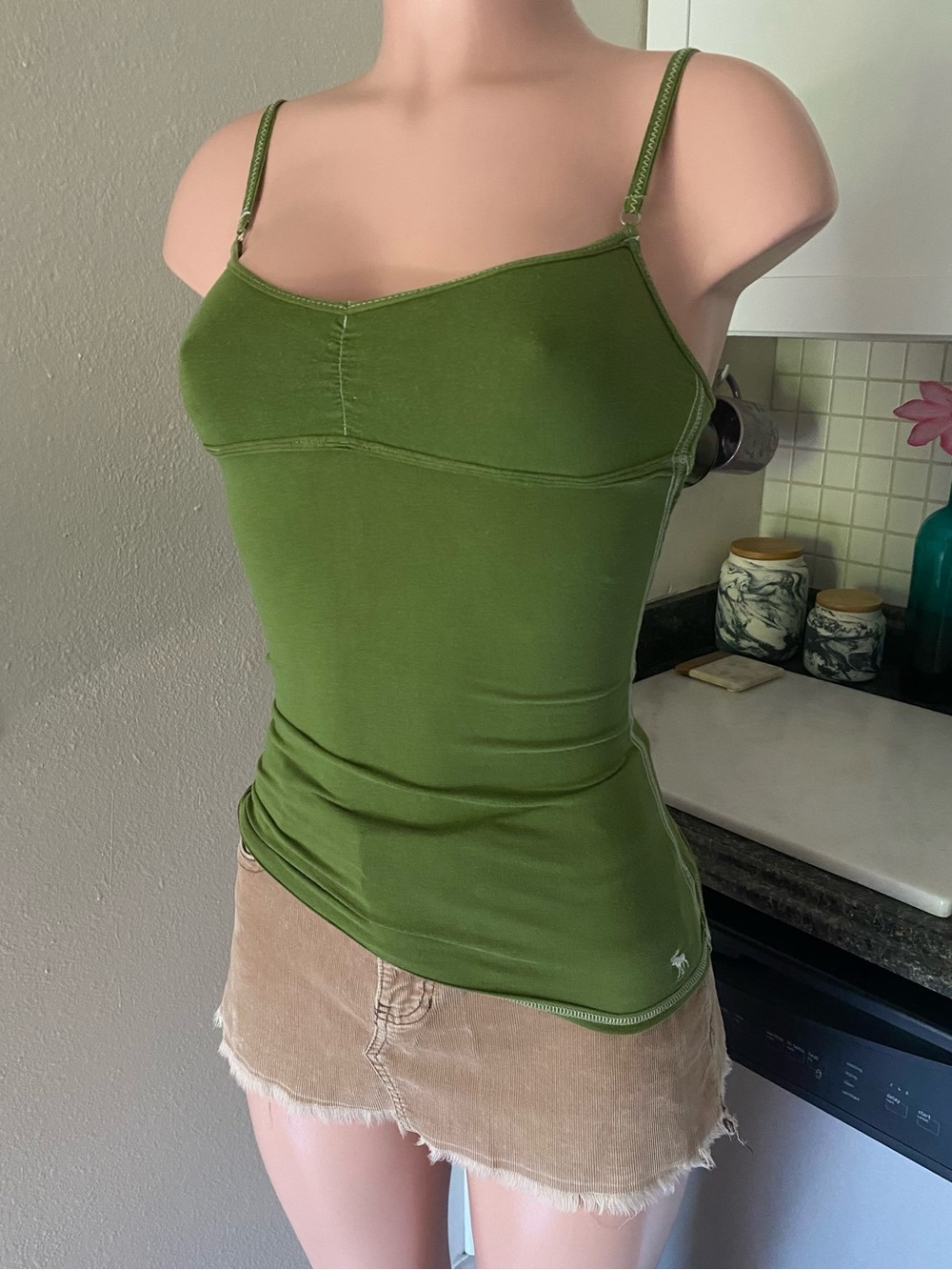 Vintage y2k Abercrombie green tank top.
Great Bella swan alt’